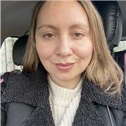 Profesora de matemáticas, muy buena enseñando con manejo varios métodos